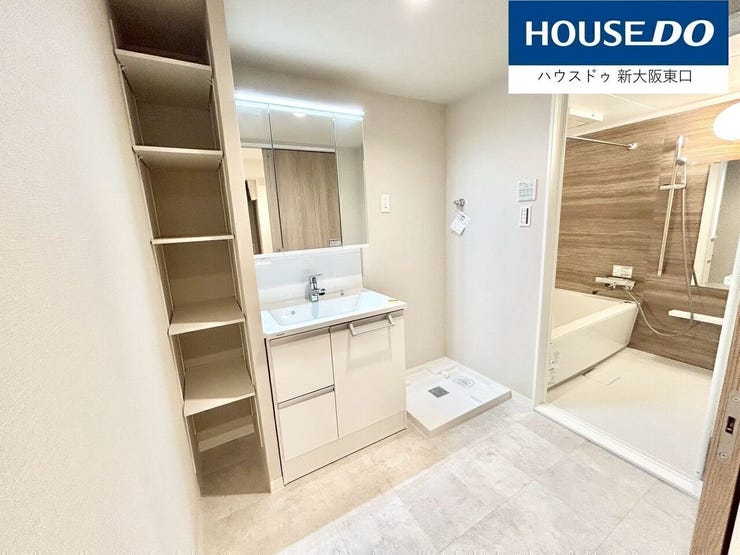 三面鏡のシャンプードレッサーです。
収納棚もある広々洗面所です。