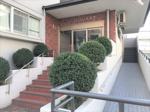 庇が付いたエントランスになりますので、雨の日に傘を開閉する際も安心です。