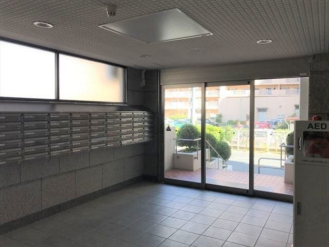 エントランスに入るとすぐ右手に集合ポストが設置されています。