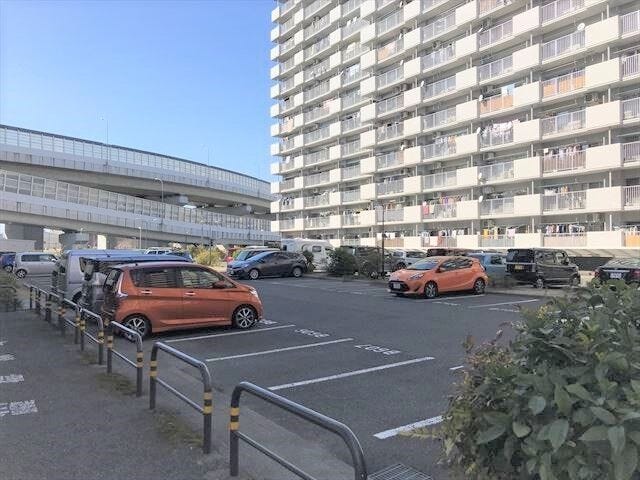 敷地内には駐車場がございます。空き状況はお気軽にお問い合わせください。