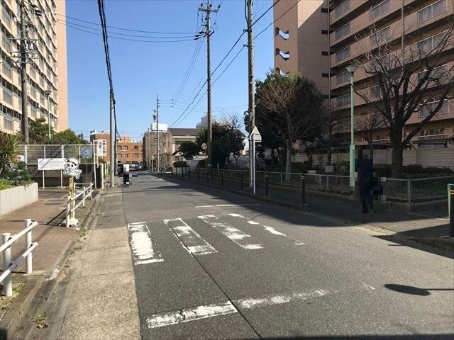 整備された歩道がある道路ですので歩行者の方も安心して通行できます。
