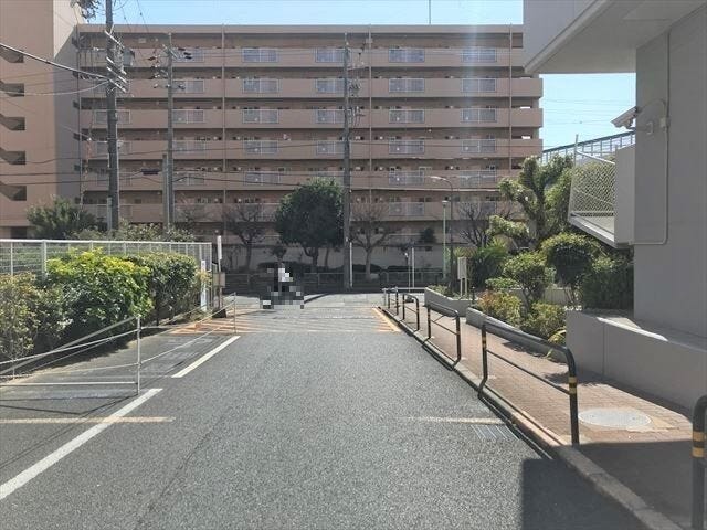 道路から駐車場へ続く通路になります。車1台が余裕を持って通れる幅があります。