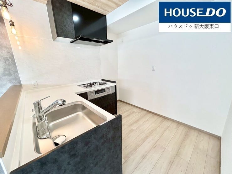 三口コンロ・グリル付きの対面型のL字システムキッチンです。