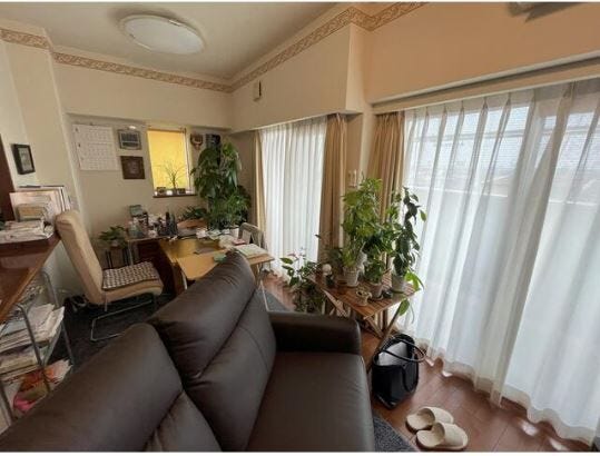 窓が2か所あり、陽当り良好です。