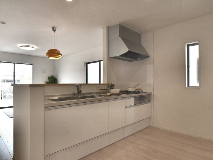 対面キッチン
広々としたリビングは、お子さまの遊び場や家族団らんにもぴったり。落ち着いた色調とシンプルなデザインで、生活シーンが自然に広がる空間です。