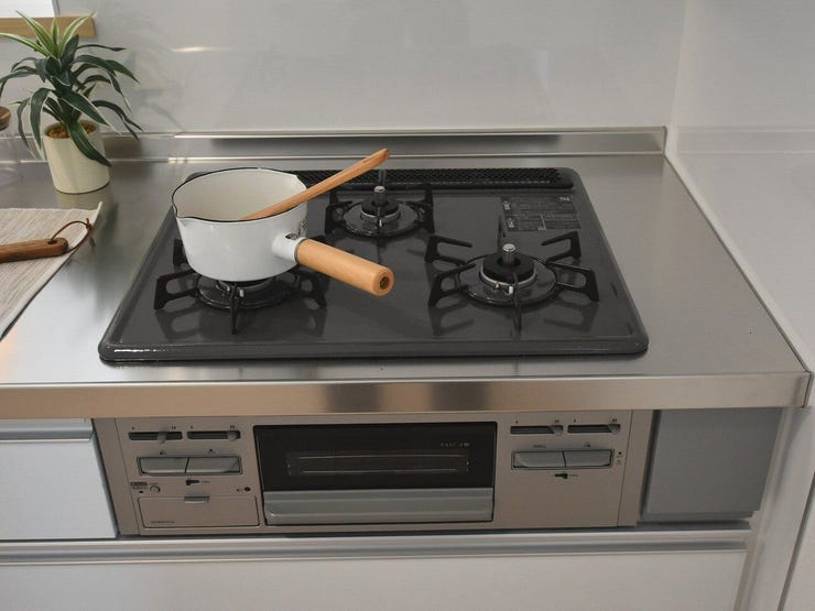 三口ガスコンロ
火力の調整がしやすい三口ガスコンロは、和食から洋食まで幅広く対応。毎日の料理が快適に行えます。