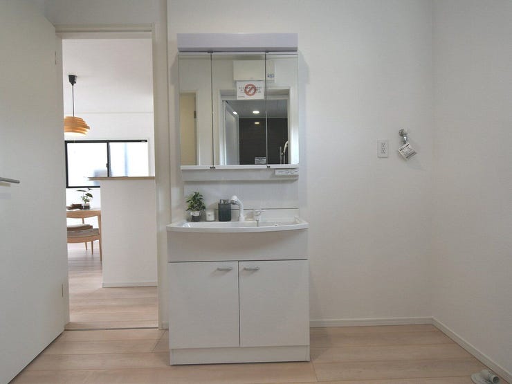 洗面所
三面鏡付きの洗面台は、毎日の支度がスムーズにできてとても便利。収納力もあるので、すっきりとした空間を保てます。