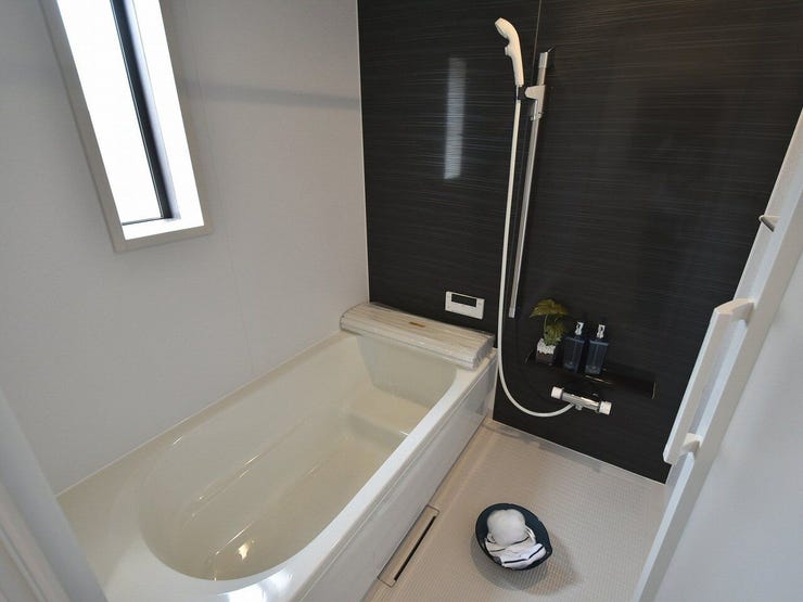 浴室
一日の疲れを癒す広々としたバスルーム。小さなお子さまとの入浴も余裕のサイズ感です。