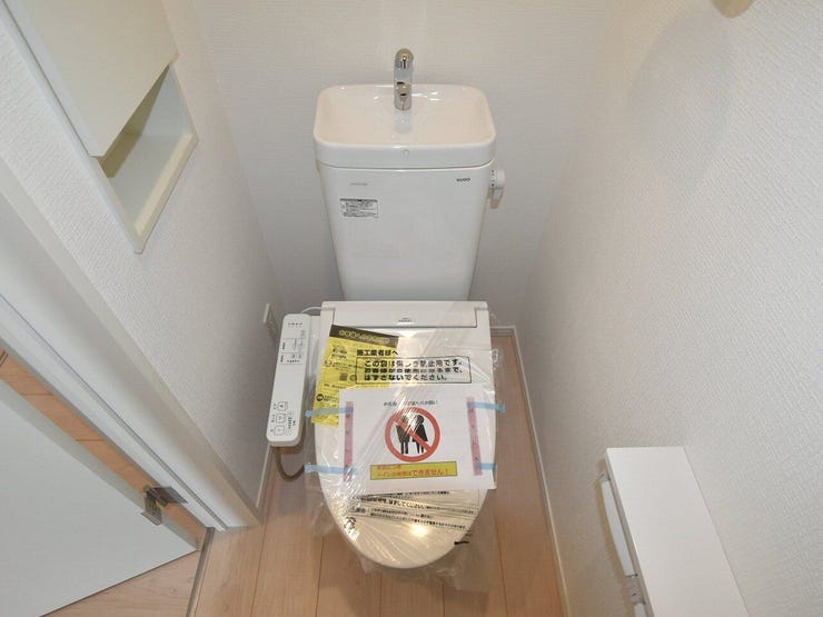 1F トイレ
シンプルながらも使いやすさにこだわったトイレです。お掃除もしやすい設計で、いつでも清潔に保てます。