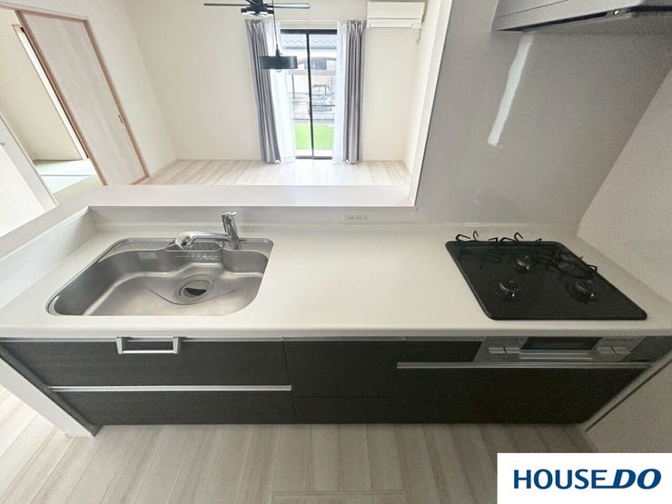 3口コンロで、グリルも付いてます。