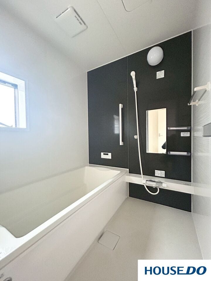 一日の疲れをお風呂でリラックスしてとっちゃいましょ!
足を伸ばせるぐらいの広さです☆