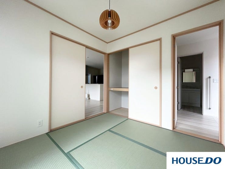 畳はクッション性があり、お子様が転んでも安心です!
湿度を調整し、夏は涼しく、冬は暖かく快適に過ごせます◎