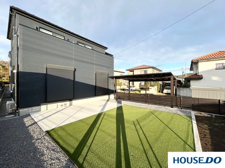 人工芝となっております!天然芝のように雑草が生えてくる心配がほとんどありません◎