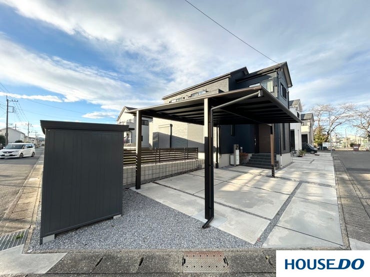 カーポートに2台+1台で合計3台は車を停めることができます!カーポートで大事な車を雨などから守ることができます♪