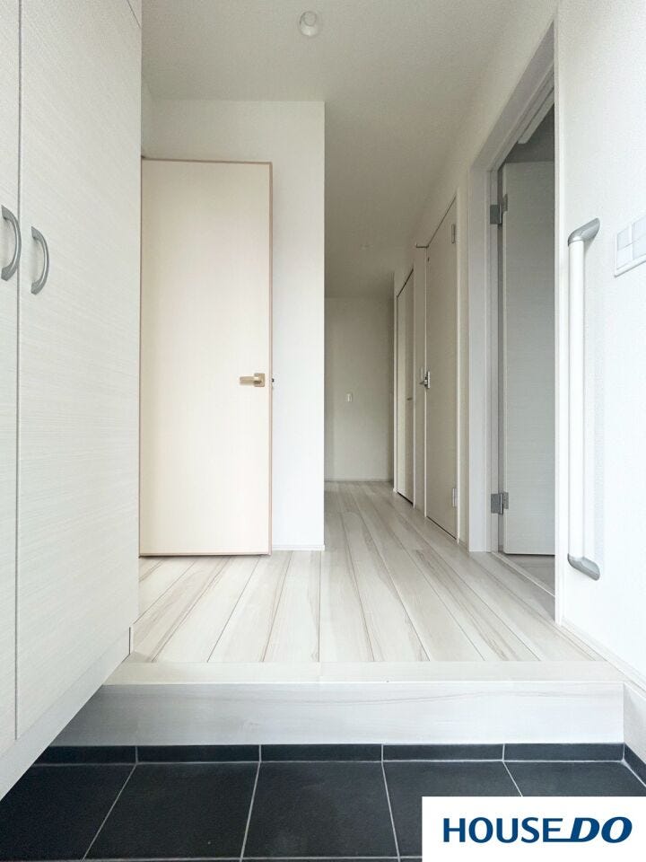 玄関は下駄箱があり、シューズを収納することができます!