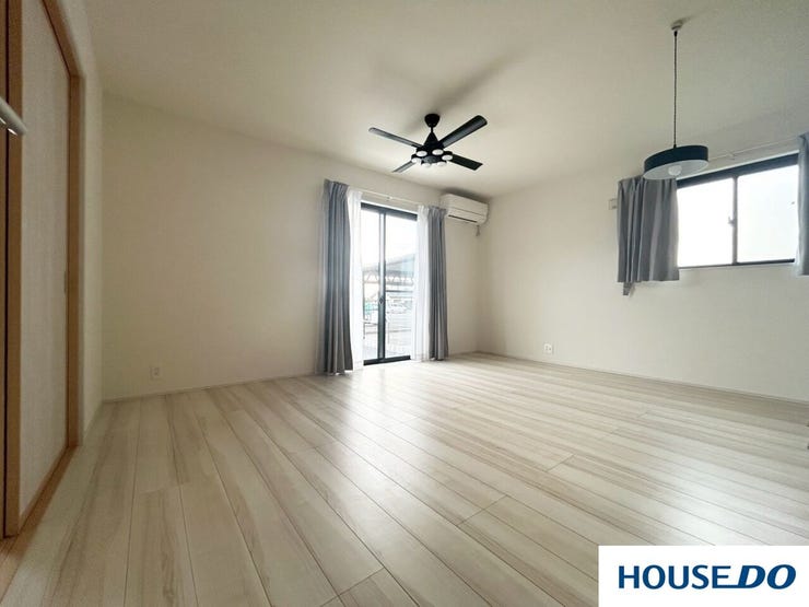 壁や床はシンプルな色で統一されており、とてもきれいな状態となっております!シンプルがお好きな方にはピッタリな色合いとなっております