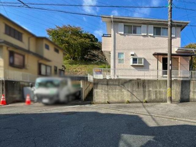 撮影時は作業中のトラックが停まっていましたが並列で2台停められる駐車場です
(2025年11月8日 撮影)