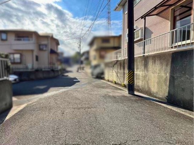 前面道路です。車が余裕を持ってすれ違うことが出来る道幅です。車の出し入れも余裕を持って行うことが出来ます。
(2025年11月8日 撮影)