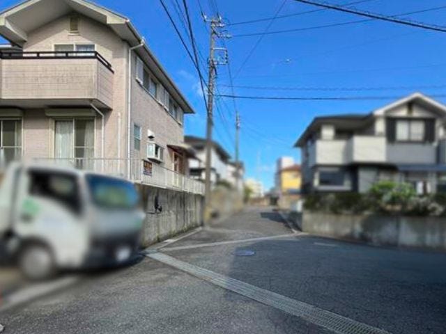 前面道路です。道路幅が広いので、向かいの住宅とも距離があるため日当たりも確保しやすいです。
(2025年11月8日 撮影)