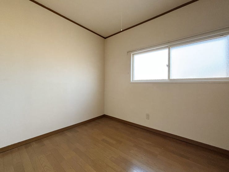 室内(2025年12月)撮影
◎本日案内可能◎
2階の納戸は趣味の道具や家族の季節物の衣類など収納可能。小窓付きで陽当りが良く換気もできるのが嬉しいです!