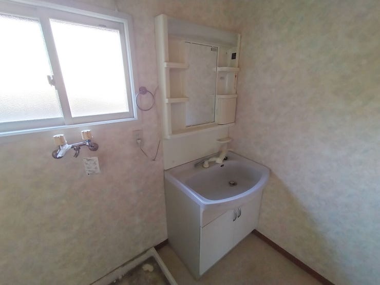 室内(2025年12月)撮影
◎本日案内可能◎
収納付きでスキンケア用品や小物もすっきりまとまります♪