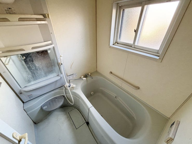 室内(2025年12月)撮影
◎本日案内可能◎
湿気の溜まりやすい浴室も小窓付きで換気ができます。
