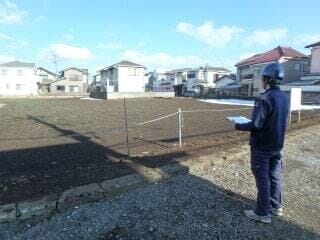 05.現地ロケーション
資料だけでは充分な情報が得られなかった場合、造成課のメンバーが現場に足を運んで、周辺環境や擁壁の状態、地盤沈下のサインが出ていないかなど、現場をくまなくチェックします!