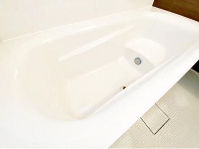 03.高断熱浴槽
時間が経ってもお湯の温度が下がりにくいため、追い焚きによるエネルギー消費を抑え、ガス料金を節約することができます。
※イメージ写真