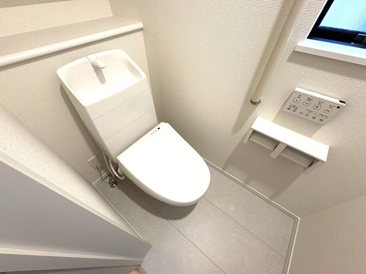 トイレ 同仕様 
温水洗浄便座♪
寒い季節も快適です♪