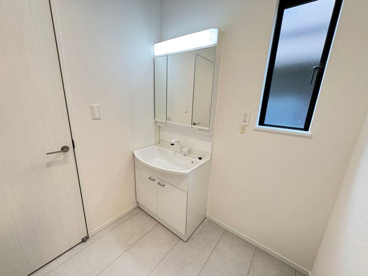 洗面所 同仕様 
シャワー付き洗面化粧台♪
朝の身支度も楽々♪