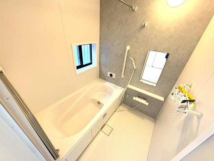 浴室 同仕様 
ゆったりくつろげるバスルーム♪
小窓付きで換気もバッチリです♪