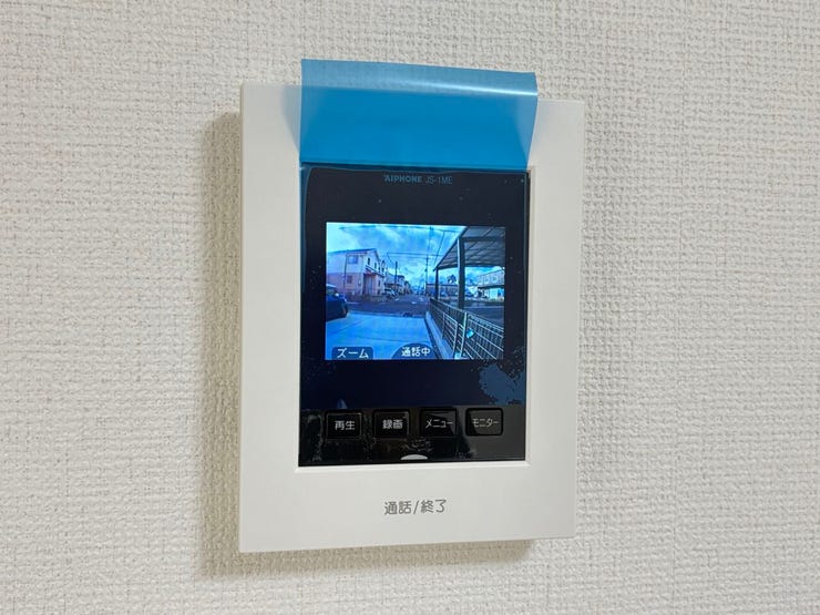 モニター付きインターホン 同仕様 
訪問者の顔が確認できるのでお子様の留守番も安心ですね♪