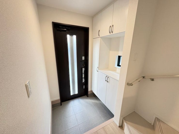 玄関 同仕様
シューズボックス付の玄関♪
玄関がスッキリとお使いいただけます♪