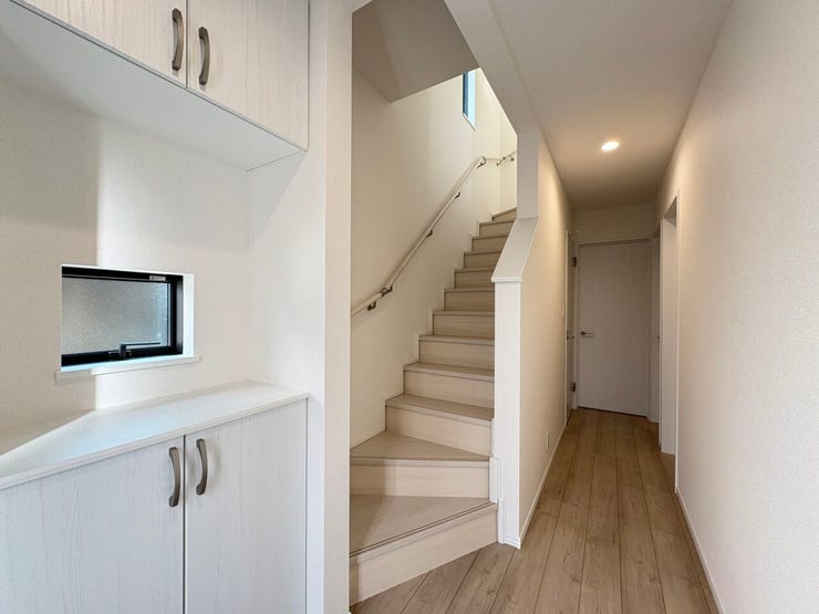 階段 同仕様 
小さなお子様からご年配の方まで安心の手すり付き階段♪