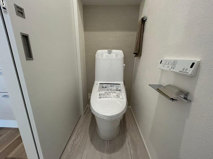 【清潔感のある温水洗浄トイレ】手洗い一体型で使いやすく、壁掛けリモコンでスッキリとした印象のトイレ空間(※タオル等の小物は価格に含まれません)。アクセントクロスをあしらったお洒落で落ち着くデザインです