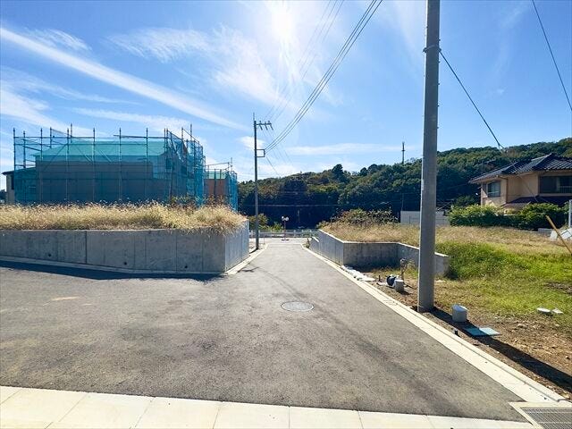 【西側 前面道路】幅員約5mの前面道路です。車がすれ違える道幅です。車1台とベビーカーですれ違っても余裕のある道幅は安心ですね。