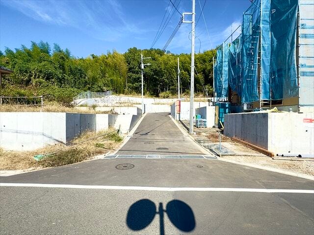 【西側 前面道路】幅員約5mの前面道路です。お子様と手を繋いで歩いている横を車が通り抜けれる道幅となっています。安心してお子様と一緒にお出掛けする事が出来ます。