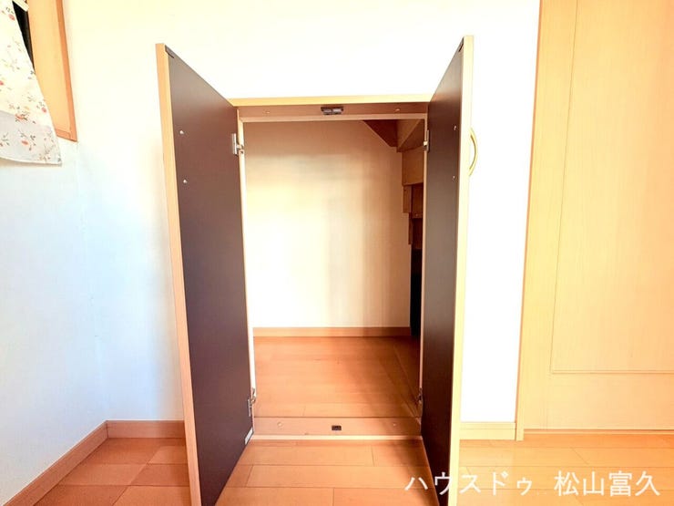 ・階段下を有効活用して、収納スペース!!