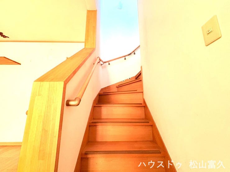 ・毎日の上り下りも安心♪手すり付き階段で安全性