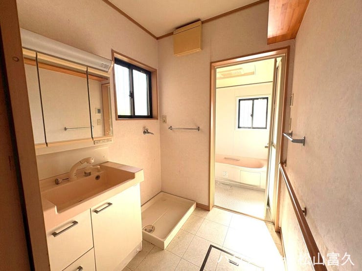 ・洗面台の横に洗濯機を置くスペース!そしてその先に浴室!!