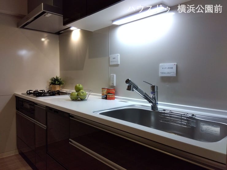 システムキッチンで浄水器も完備。調理スペースも広く取られています。