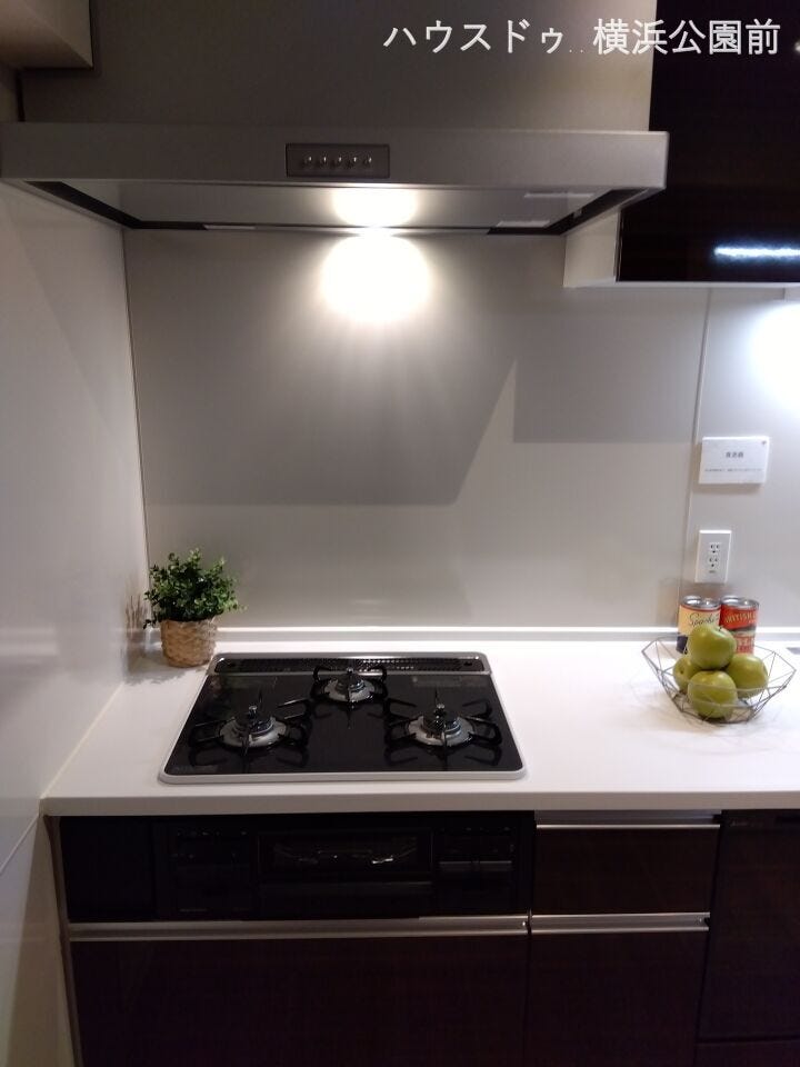 ガスコンロは三口。グリルでお魚も焼けます。