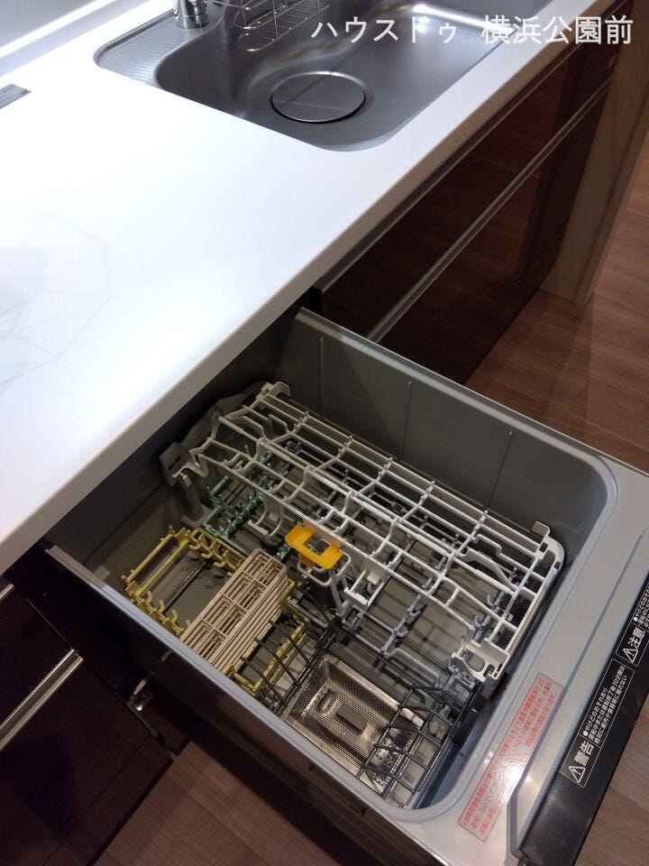 キッチンには食洗器も付いており、日々のお皿洗いも楽になります。