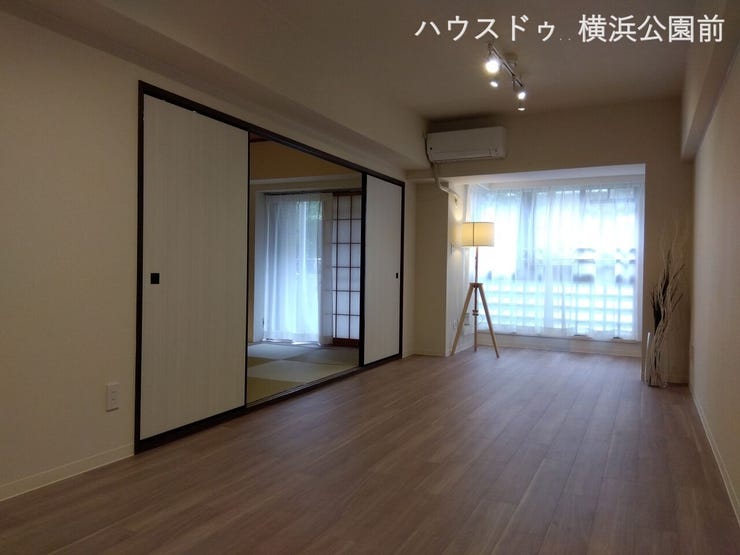 約16帖のLDK、リビング部分です。襖で和室に繋がっています。