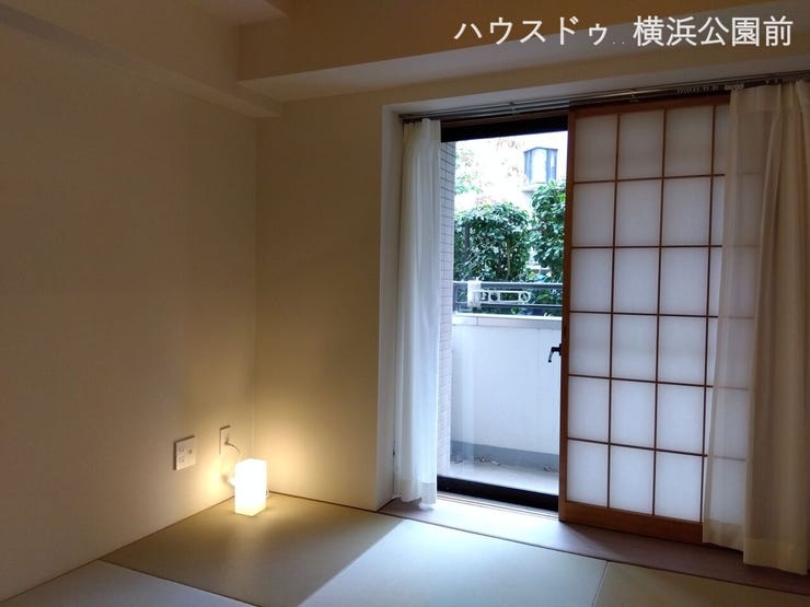 約6帖の和室です。バルコニーに出られる窓は障子戸で閉められます。