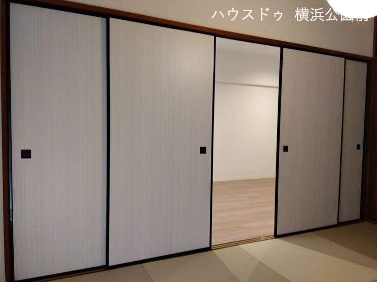 リビングとは四枚の襖で区切ることができます。