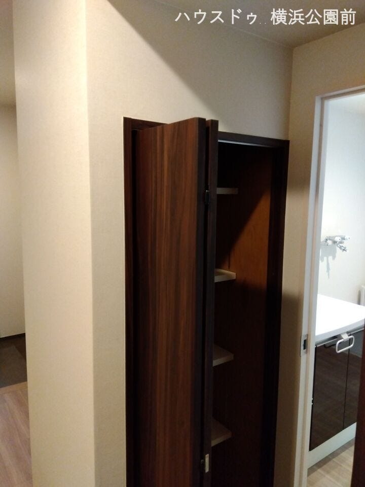 洗面所横に収納スペースがあります。日用品の保管に最適です。