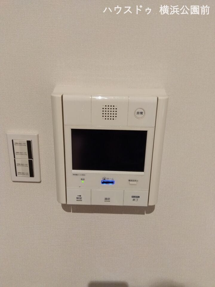 インターホンはカメラ機能付き。室内からお客様の対応が可能です。