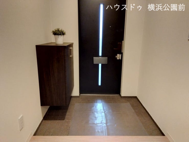 玄関です。ドアはツーロック式、シューズボックスも備え付けられています。