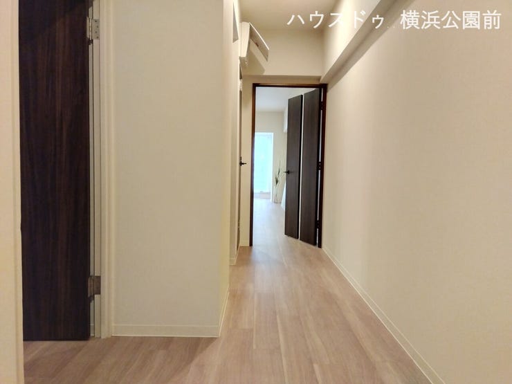 玄関正面から見た写真です。左手に洋室、奥に進むと、洗面所、キッチン、リビングに繋がっています。